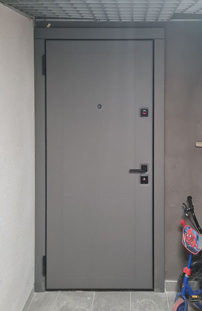 Входная дверь в квартиру 215СК5 вид снаружи