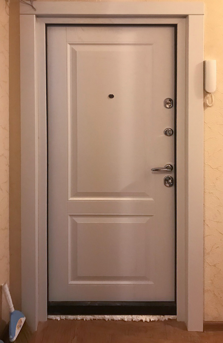 Входная дверь в квартиру Скарлет вид изнутри