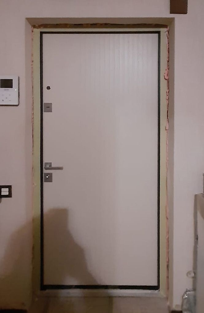 Входная дверь в квартиру 455АР1 вид изнутри