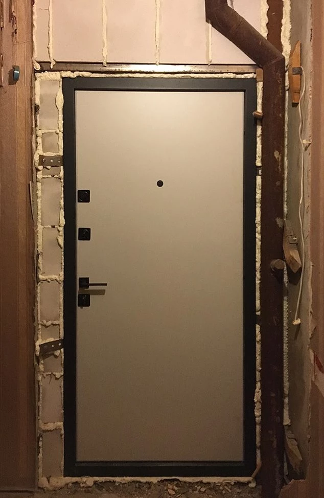 Входная дверь в квартиру 768АР1 вид изнутри