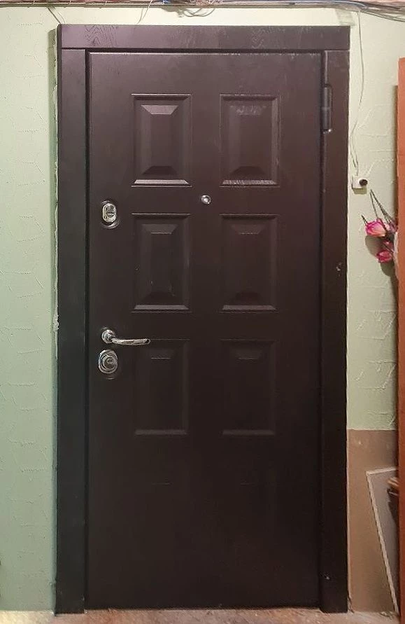Входная дверь в квартиру Октавио вид снаружи